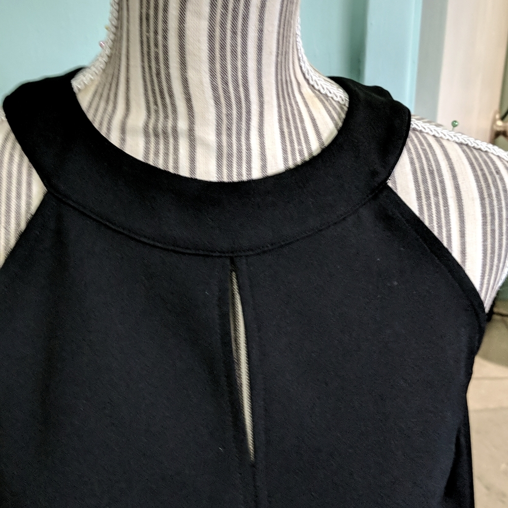 Stylish black top - Picture 2 of 6